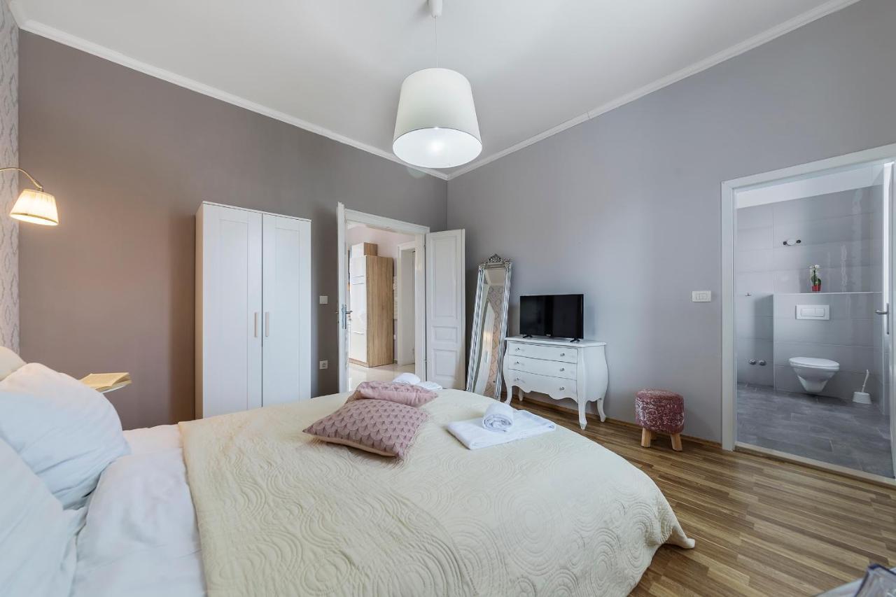 Captain Emo City Apartments بولا المظهر الخارجي الصورة