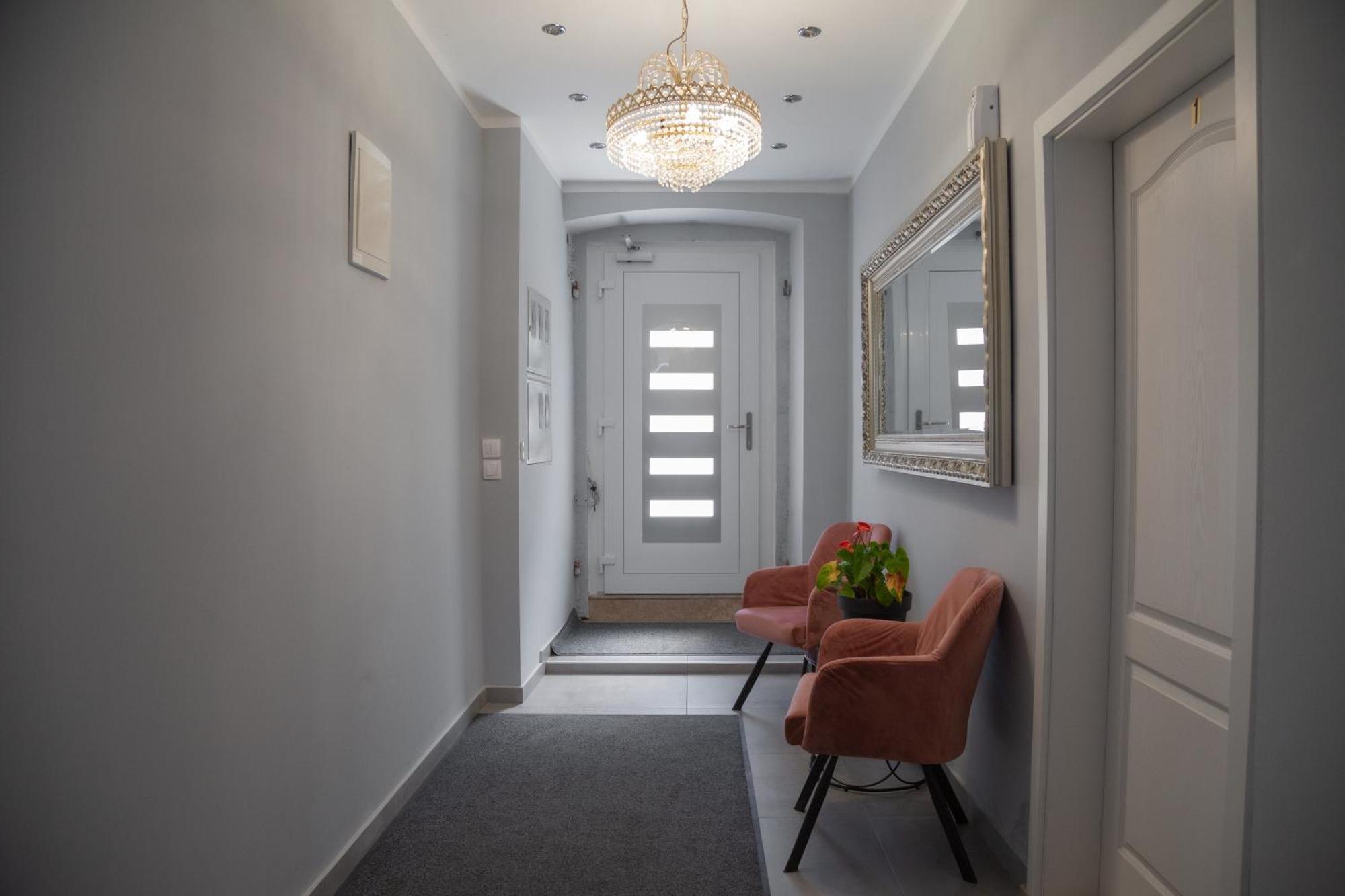 Captain Emo City Apartments بولا المظهر الخارجي الصورة