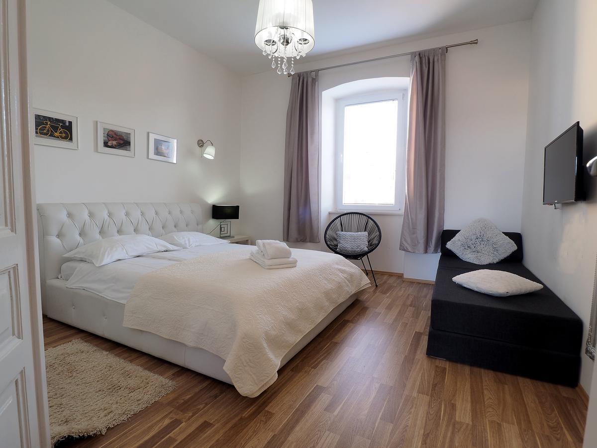 Captain Emo City Apartments بولا المظهر الخارجي الصورة