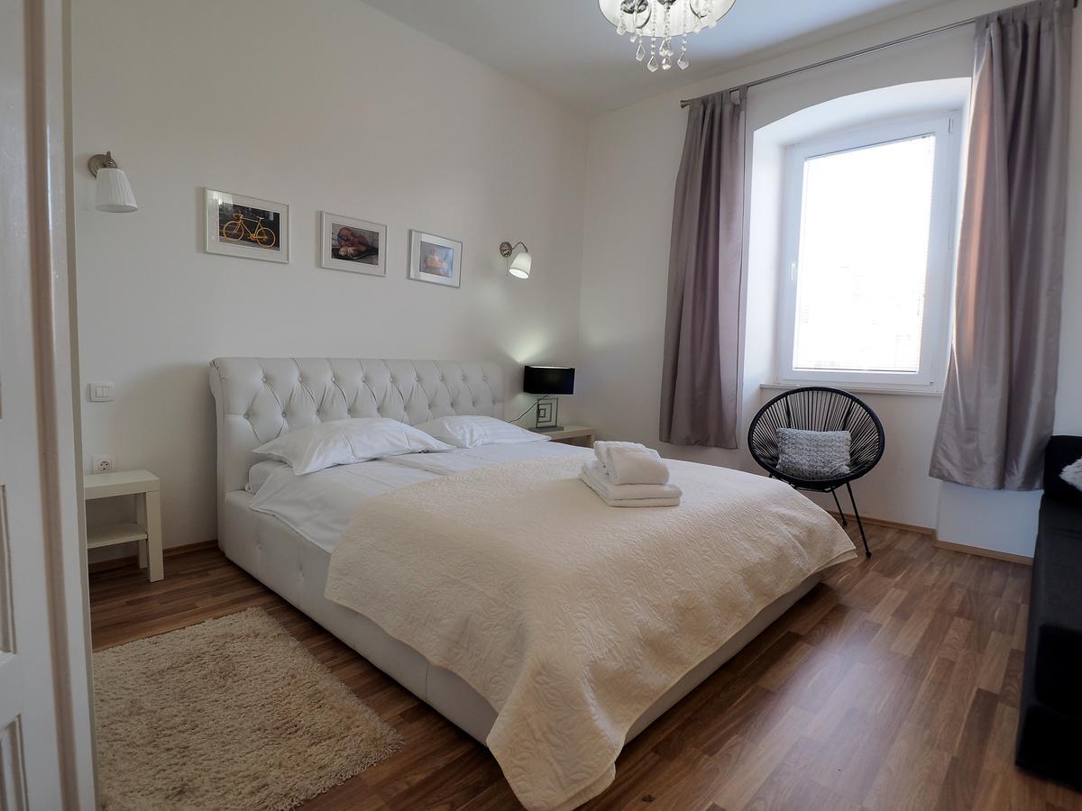 Captain Emo City Apartments بولا المظهر الخارجي الصورة