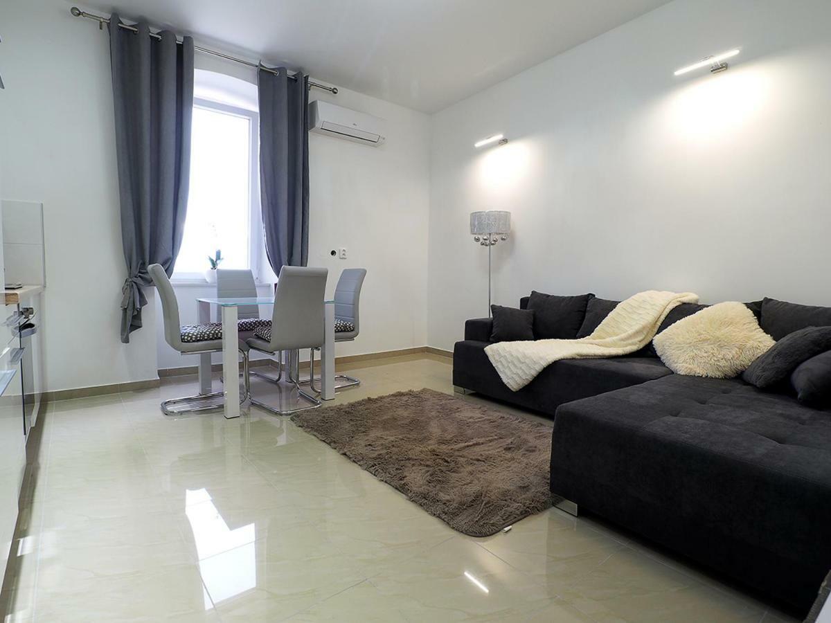 Captain Emo City Apartments بولا المظهر الخارجي الصورة
