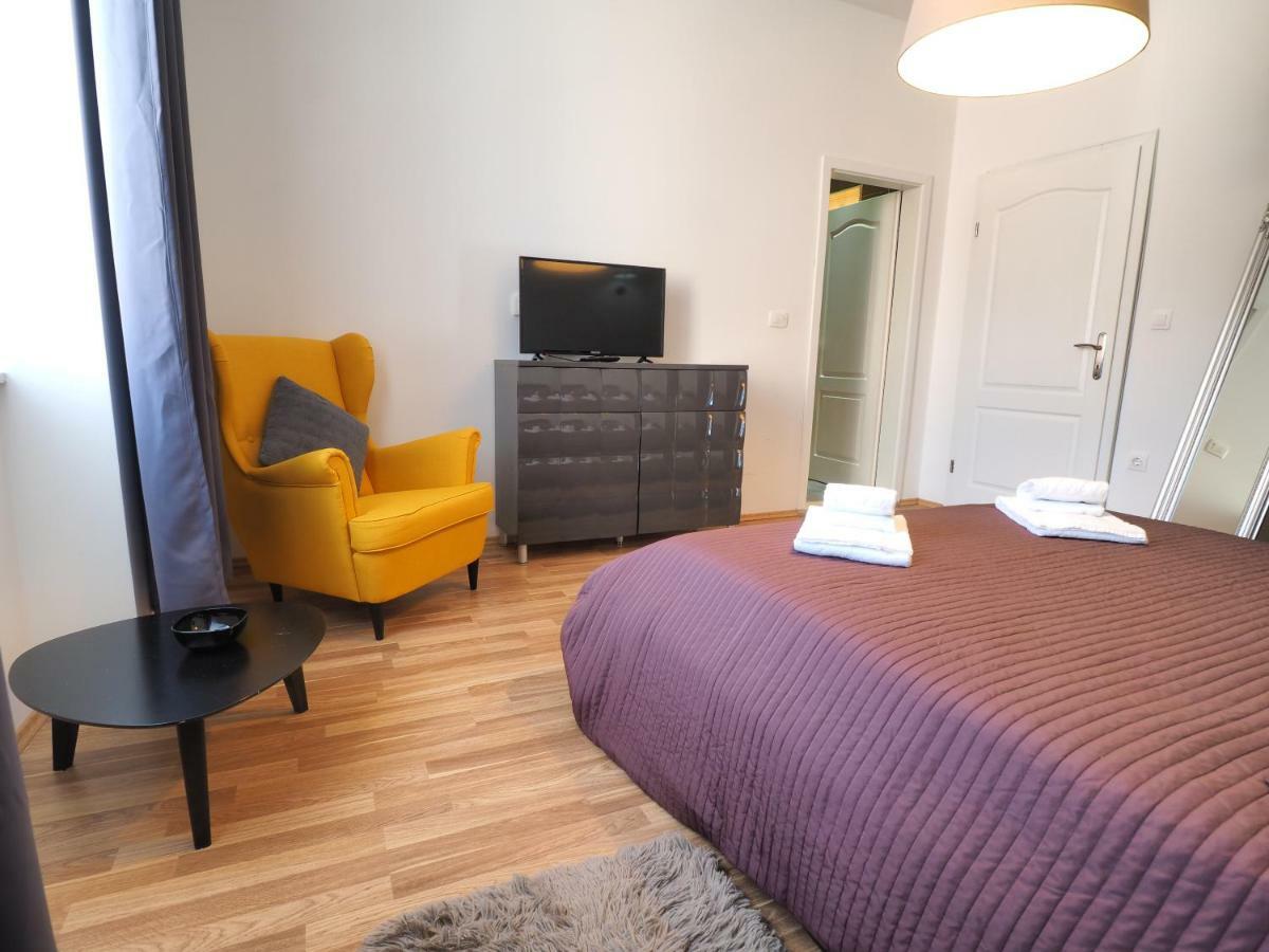 Captain Emo City Apartments بولا المظهر الخارجي الصورة